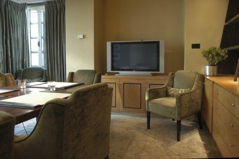 Heptagon Capital Boardroom